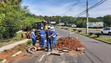 Vazamento de água em SP abre uma cratera na pista